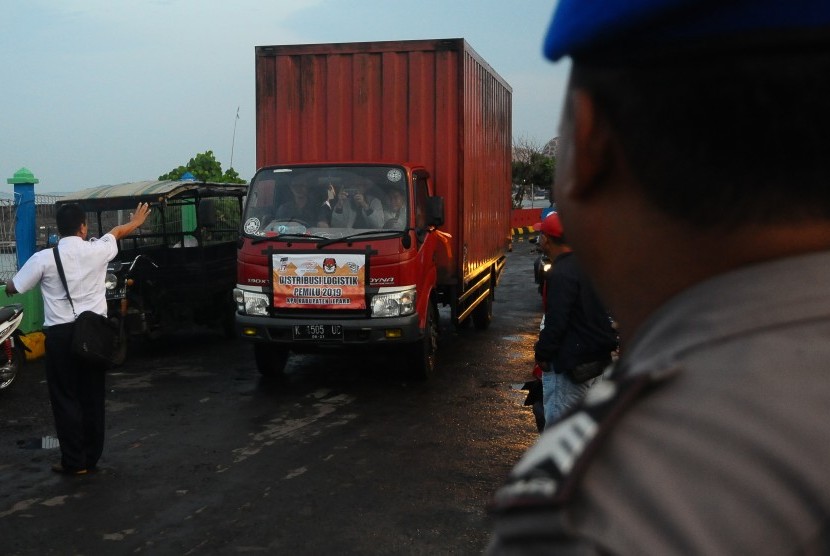 Petugas memasukkan truk bermuatan logistik pemilu ke dalam kapal Siginjai saat pemberangkatan di pelabuhan Kartini, Jepara, Jawa Tengah, Rabu (10/4/2019).