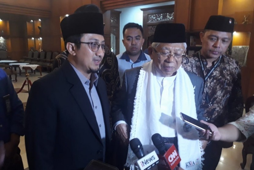 Dai kondang Ustaz Yusuf Mansur menemani mendampingi calon wakil presiden (cawapres) nomor urut 01 KH Ma'ruf Amin untuk berkampanye di Lamongan pada Rabu (10/4) sore.