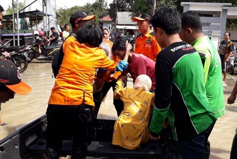 Dompet Dhuafa Jawa Barat bantu korban banjir di Kabupaten Indramayu, Jawa Barat. 