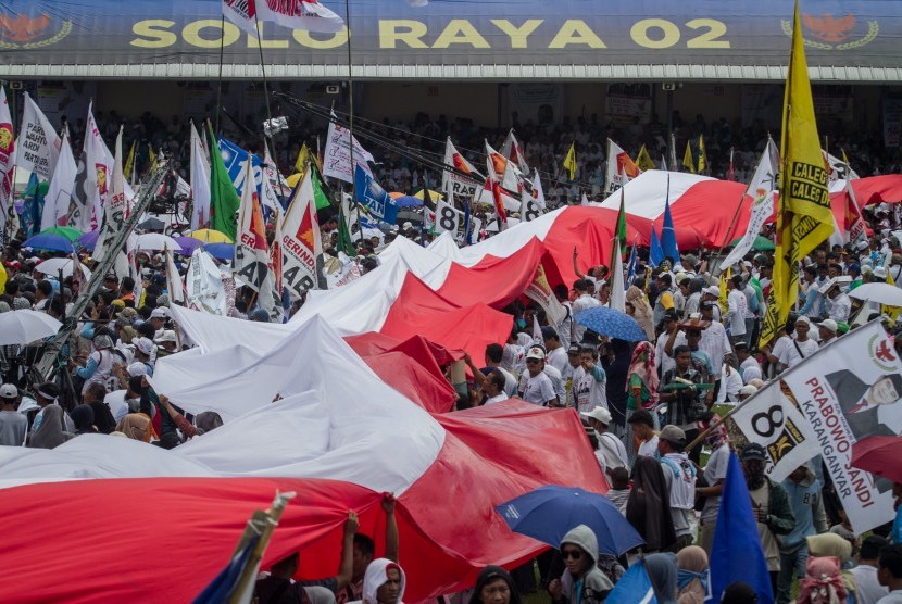 Pendukung pasangan Capres dan Cawapres nomor urut 02 Prabowo Subianto-Sandiaga Uno mengibarkan kain panjang bendera merah putih saat mengikuti kampanye terbuka di Stadion Sriwedari, Solo, Jawa Tengah, Rabu (10/4/2019). 