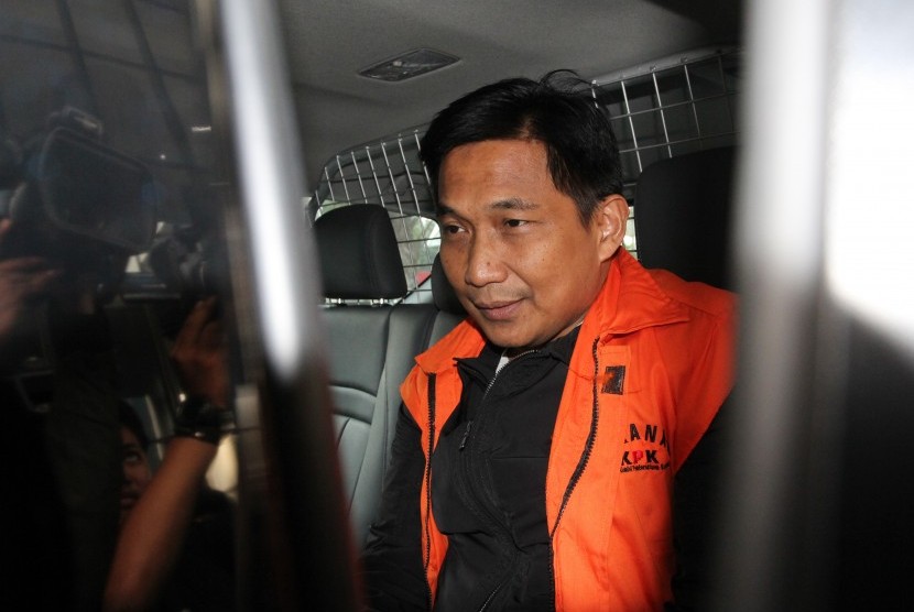 Tersangka kasus dugaan suap distribusi pupuk Bowo Sidik Pangarso berada di dalam mobil tahanan usai menjalani pemeriksaan di gedung KPK, Jakarta, Rabu (10/4/2019).