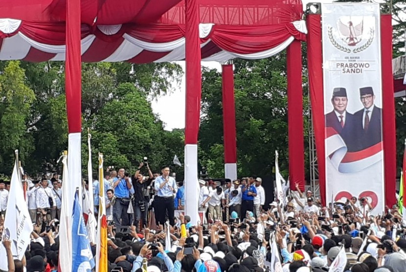 Ketua Komando Satuan Tugas Bersama (Kogamas) Partai Demokrat, Agus Harimurti Yudhoyono atau AHY menyampaikan orasi dalam acara Kampanye Super Akbar Prabowo-Sandi di Stadion Sriwedari Solo, Rabu (10/4). Acara tersebut dihadiri ribuan peserta.