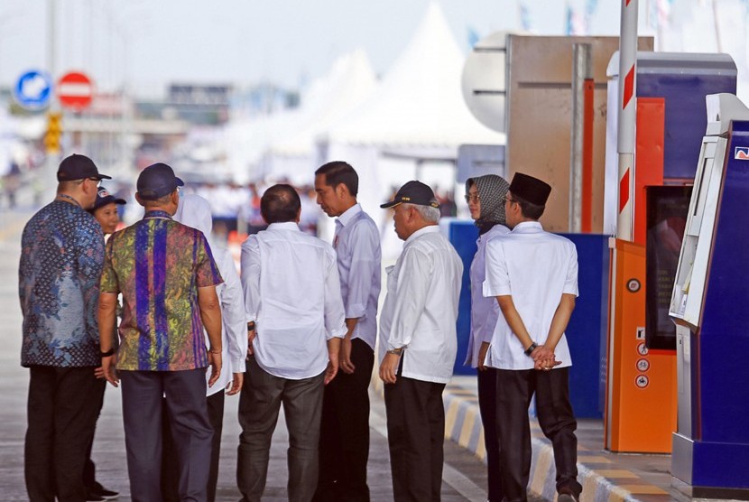 Presiden Joko Widodo (keempat kanan) meninjau kondisi jalan tol saat peresmian pengoperasian tol Pasuruan-Probolinggo (Paspro) di Probolinggo, Jawa Timur, Rabu (10/4/2019).
