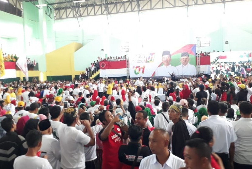 Ribuan warga mulai memadati lokasi kampanye capres Joko Widodo di Gedung Pusbangdai Kecamatan Cikembar, Kabupaten Sukabumi, Jawa Barat Kamis (11/4).