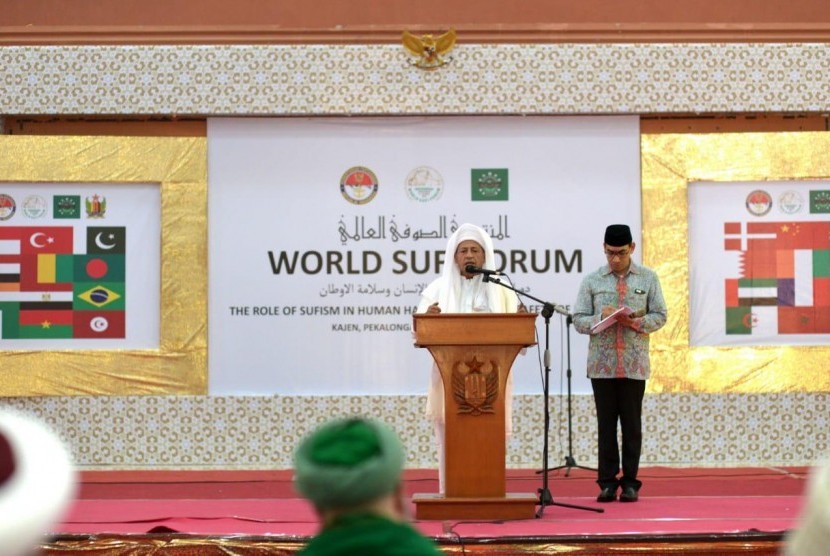 Habib Luthfi bin Ali bin Yahya menyampaikan sambutan pada acara penutupan Konferensi Ulama Sufi Internasional di Kajen, Pekalongan, Jawa Tengah, Rabu (11/4).