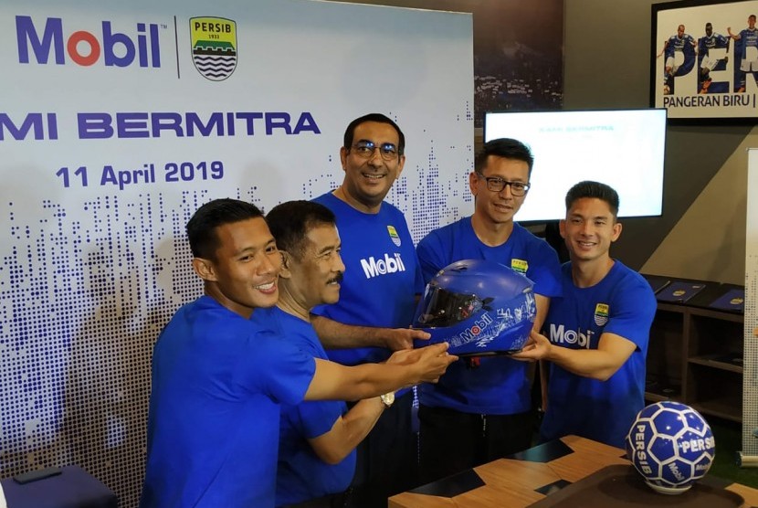 Persib Bandung memperkenalkan sponsor baru dari ExxonMobil di Graha Persib, Jalan Sulanjana, Kota Bandung, Kamis (11/4)