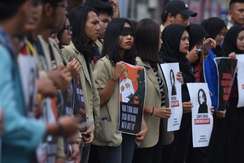 Mahasiswa yang tergabung dalam Aliansi Mahasiswa Indonesia melakukan aksi solidaritas pada Peringatan dua tahun kasus kekerasan terhadap Novel Baswedan di depan gedung KPK, Jakarta, Kamis (11/4/2019).