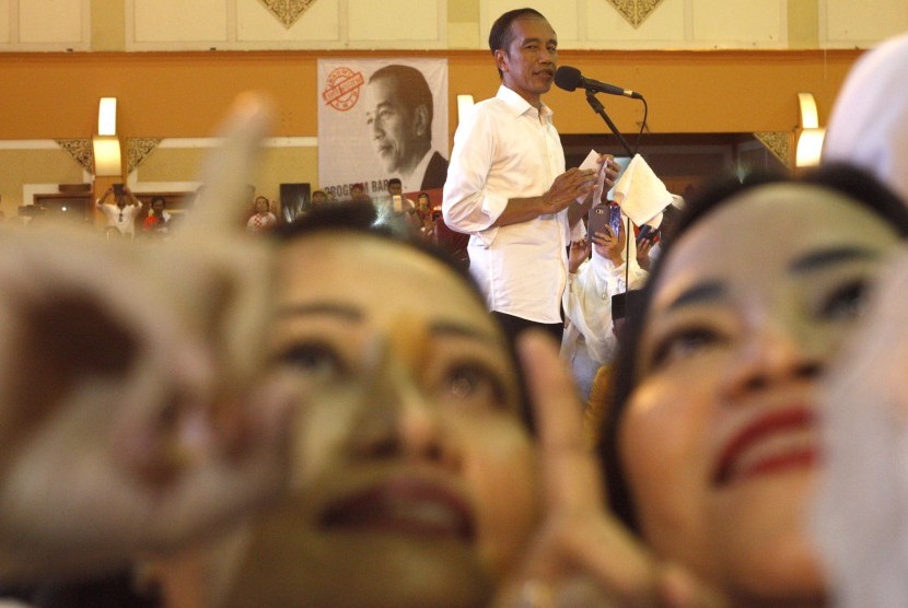 Calon Presiden nomor urut 01 Joko Widodo berorasi saat kampanye di Depok, Jawa Barat, Kamis (11/4/2019).