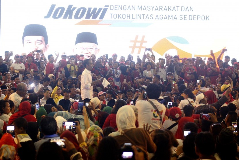 Calon Presiden nomor urut 01 Joko Widodo berorasi saat kampanye di Depok, Jawa Barat, Kamis (11/4/2019).