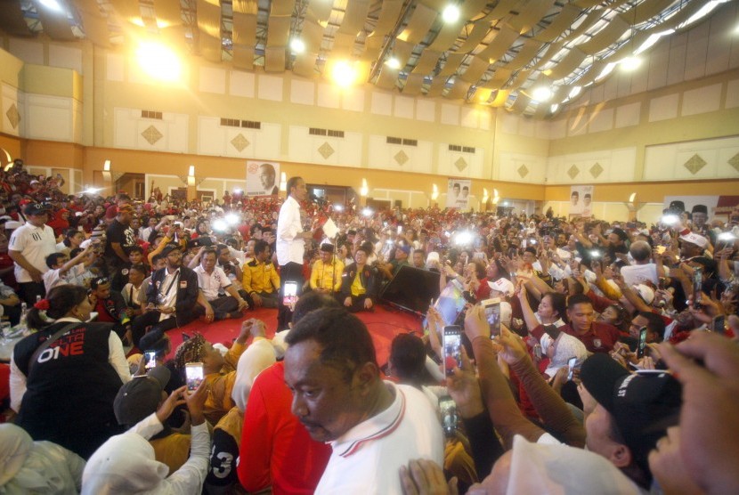 Calon Presiden nomor urut 01 Joko Widodo berorasi saat kampanye di Depok, Jawa Barat, Kamis (11/4/2019).