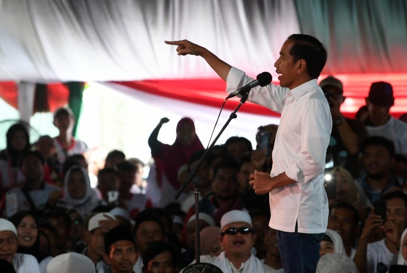 Calon Presiden nomor urut 01 Joko Widodo berorasi saat kampanye terbuka di Sentul, Bogor, Jawa Barat, Jumat (12/4/2019).