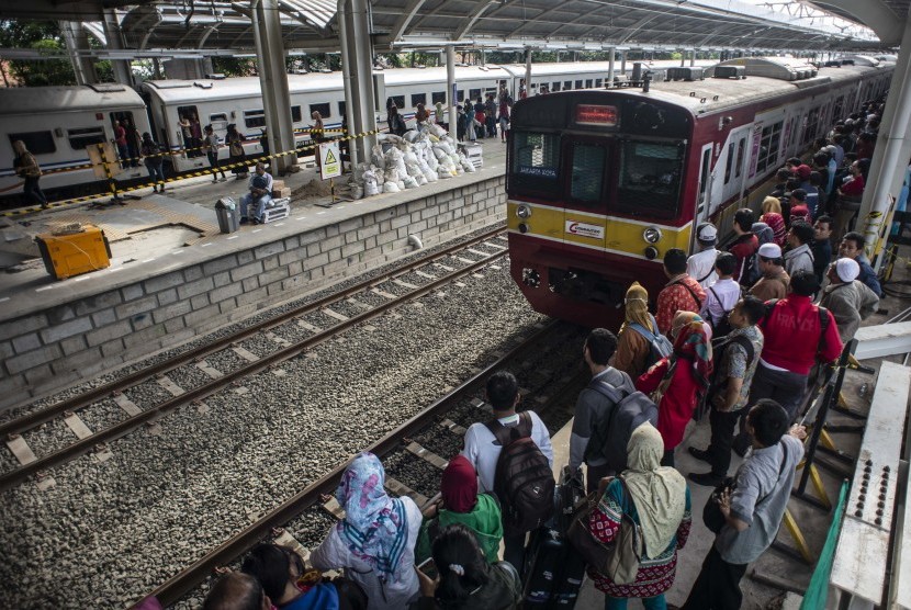 Penumpang menunggu kedatangan kereta di peron 4 jalur rel dwiganda Stasiun Jatinegara, Jakarta, Jumat (12/4/2019).