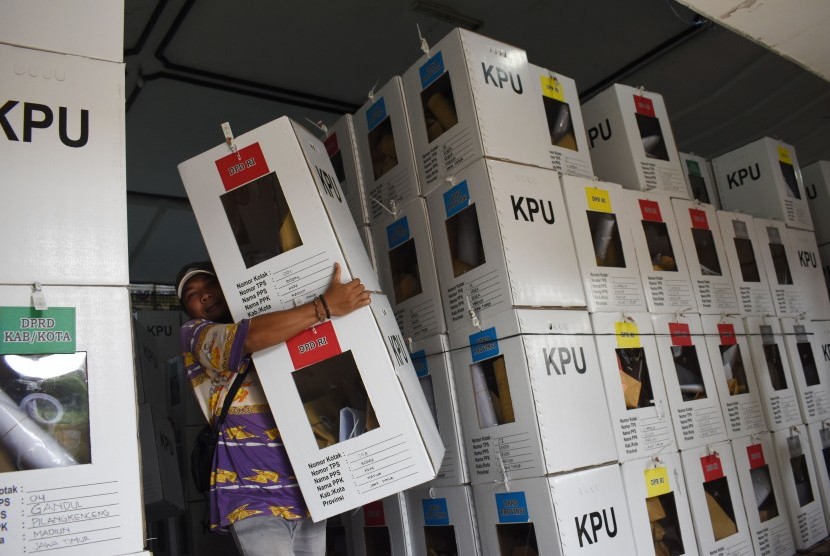 Pekerja memindahkan logistik Pemilu dari gudang Komisi Pemilihan Umum (KPU) Kabupaten Madiun (ilustrasi). 