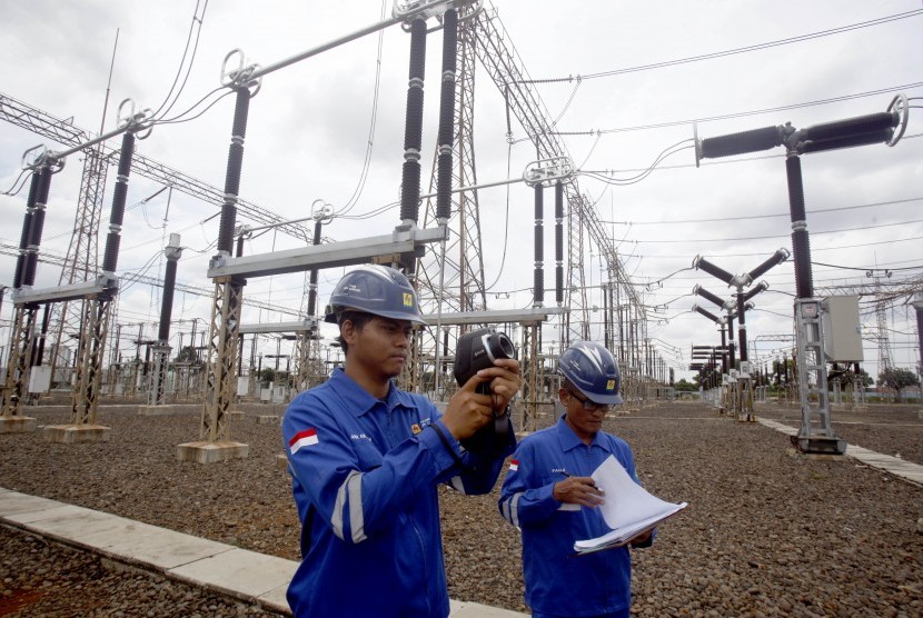 Petugas melakukan pemeliharaan jaringan listrik di Gardu Induk Gandul, Depok, Jawa Barat, Jumat (12/4/2019). 