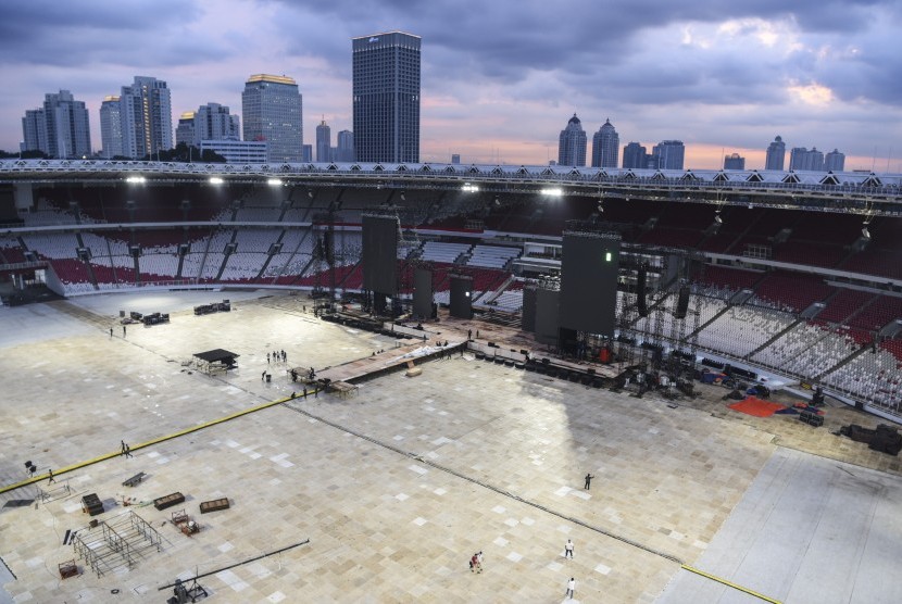 Pekerja menyelesaikan pembangunan panggung jelang Konser Putih Bersatu di Gelora Bung Karno, Jakarta, Jumat (12/4/2019). 