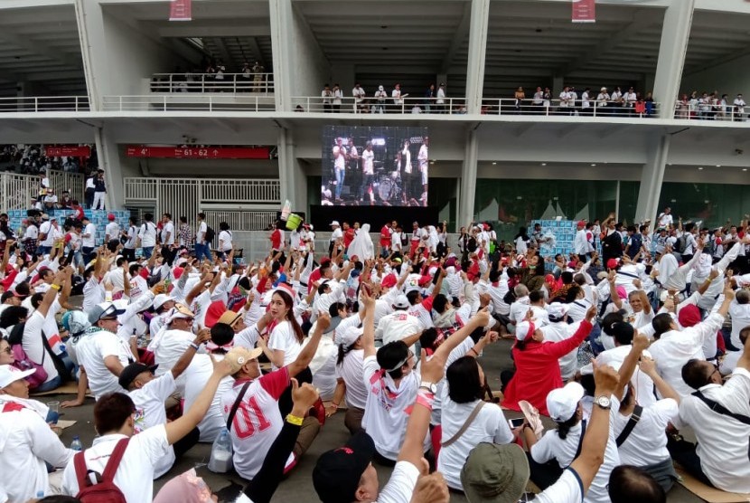 Massa pendukung paslon 01, Jokowi-Ma'ruf Amin nonton bareng Konser Putih Bersatu di luar Stadion Utama Gelora Bung Karno, Senayan Jakarta Sabtu (13/4).