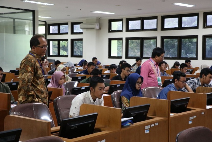 Rektor Universitas Sebelas Maret (UNS) Solo memantau pelaksanaan Ujian Tulis Berbasis Komputer (UTBK) hari pertama pada Sabtu (13/4). 