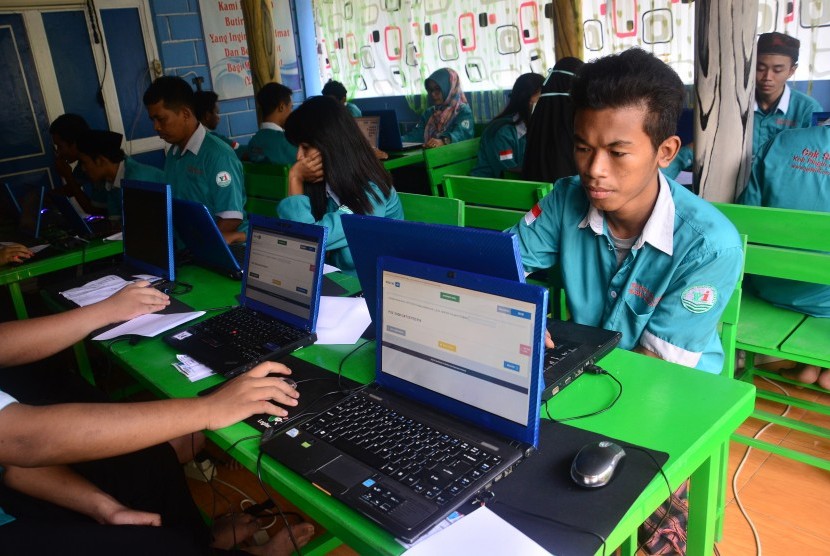Siswa mengerjakan soal Matematika dalam Ujian Nasional Berbasis Komputer (UNBK) Kejar Paket C hari kedua di PKBM Sanggar Yalatif Dusun Babatan, Kecamatan Diwek, Jombang, Jawa Timur, Sabtu (13/4/2019). 