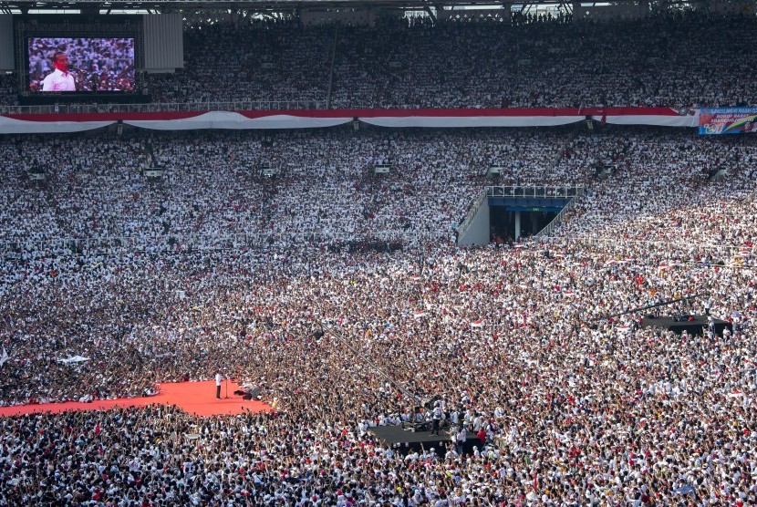 Calon Presiden petahana nomor urut 01 Joko Widodo menyampaikan orasinya saat Konser Putih Bersatu di Stadion Utama Gelora Bung Karno (GBK), Jakarta, Sabtu (13/4/2019). 