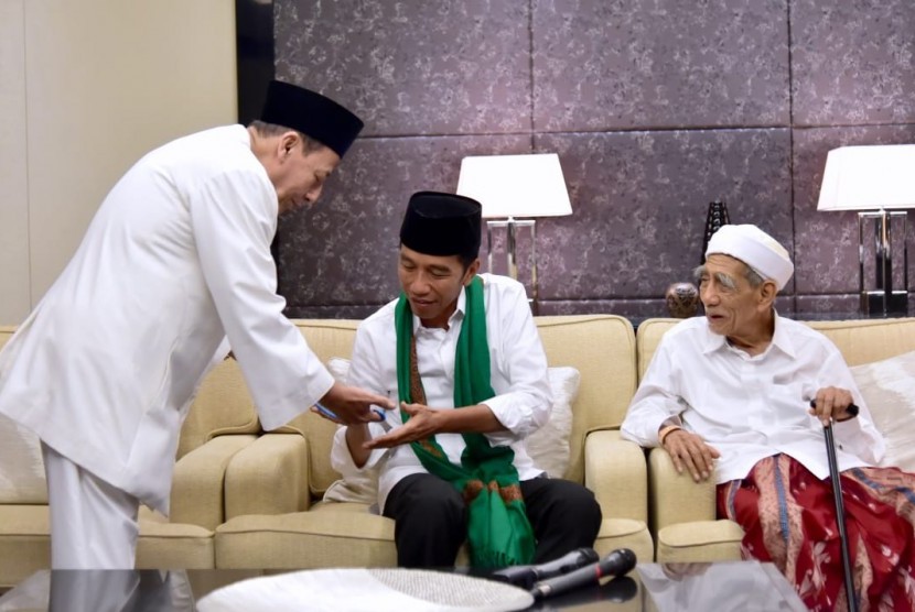 Capres 01 Jokowi menerima buah tangan berupa sorban dan tasbih dari Mbah Moen dan Habib Luthfi, Sabtu (13/4). 
