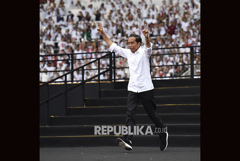 Capres nomor urut 01 Joko Widodo tiba di atas panggung saat menghadiri Konser Putih Bersatu #BarengJokowi di Stadion Utama Gelora Bung Karno, Senayan, Jakarta, Sabtu (13/04/2019). 