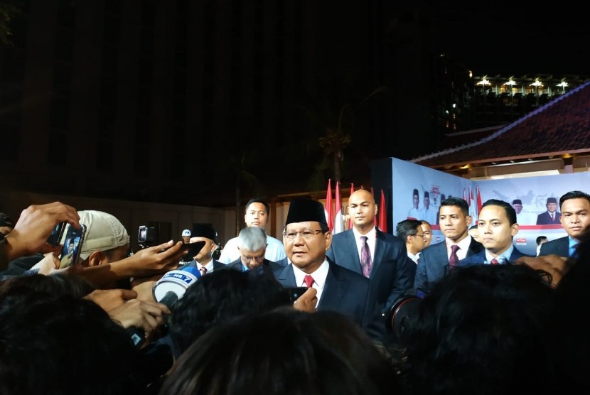 Capres 02 Prabowo Subianto, saat menyapa awak media sebelum masuk ke arena debat capres-cawapres di Grand Ballroom Hotel Sultan, Sabtu (13/4). Prabowo mengaku sangat siap menjalani debat kelima.