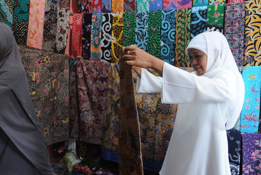 Gubernur Jawa Timur Khofifah Indar Parawansa mengamati batik yang akan dibeli di Pasar 17 Agustus, Pamekasan, Jawa Timur, Sabtu (13/4/2019). 