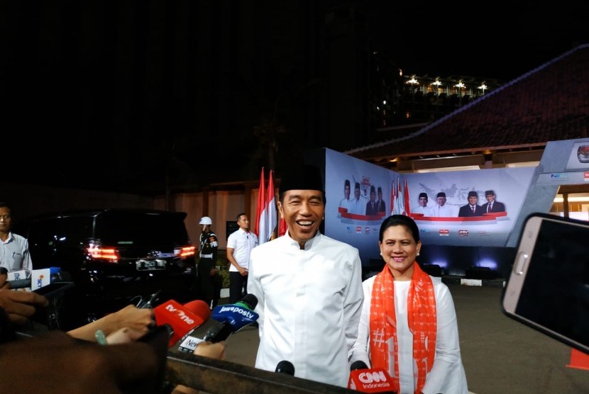 Capres-Cawapres Nomor Urut 01 Joko Widodo-Ma'ruf Amin hadir di lokasi debat capres-cawapres di Hotel Sultan, Senayan, Jakarta Pusat. Jokowi dan Ma'ruf mengaku tidak membuat persiapan khusus untuk debat terakhir, Sabtu (13/4) malam.