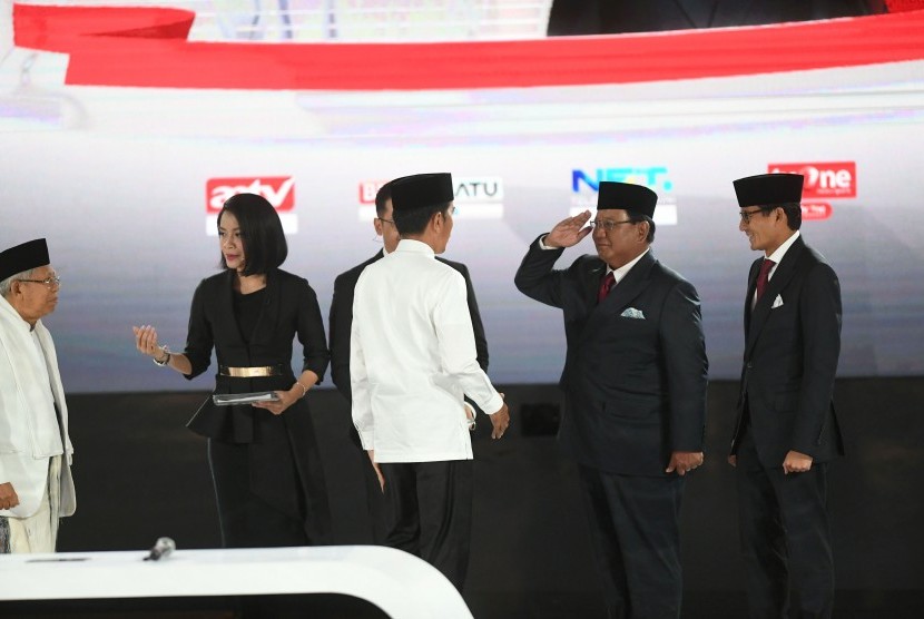 Pasangan capres-cawapres nomor urut 01 Joko Widodo (kedua kiri) dan Ma'ruf Amin (kiri) serta pasangan nomor urut 02 Prabowo Subianto (kedua kanan) dan Sandiaga Uno (kanan) bersiap mengikuti debat kelima Pilpres 2019 di Hotel Sultan, Jakarta, Sabtu (13/4/2019). 