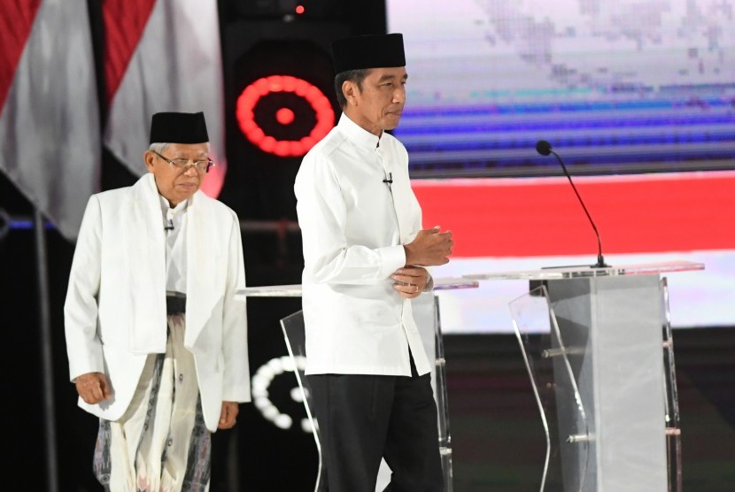 Pasangan capres-cawapres nomor urut 01 Joko Widodo (kiri) dan Ma'ruf Amin mengikuti debat kelima Pilpres 2019 di Hotel Sultan, Jakarta, Sabtu (13/4/2019).