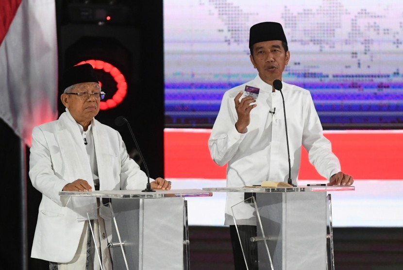 Pasangan capres-cawapres nomor urut 01 Joko Widodo (kiri) dan Ma'ruf Amin mengikuti debat kelima Pilpres 2019 di Hotel Sultan, Jakarta, Sabtu (13/4/2019).