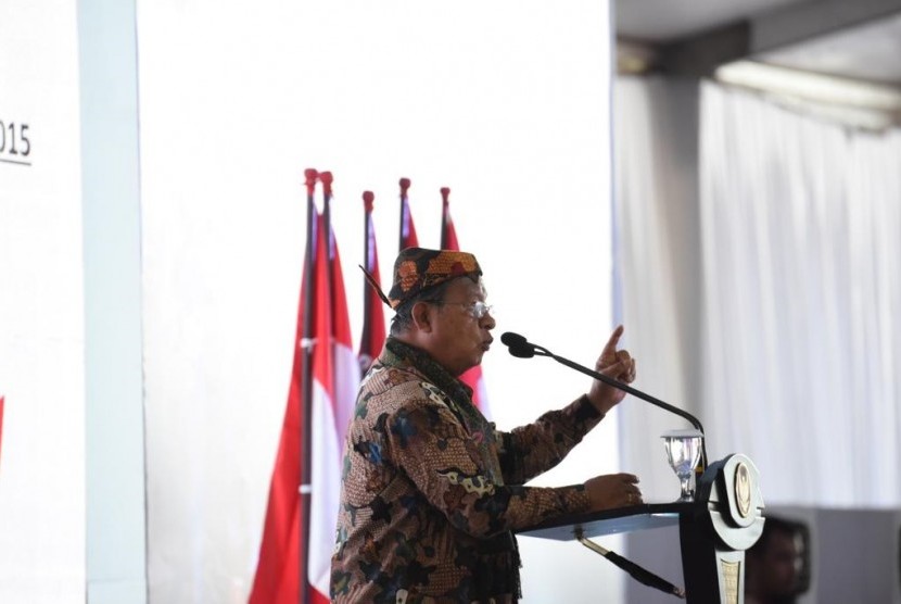 Menko Perekonomian Darmin Nasution dalam acara penyaluran Kredit  Usaha Rakyat (KUR) dengan skema khusus kepada sektor usaha garam rakyat di  Pamekasan, Madura, Jawa Timur Sabtu (13/4). 
