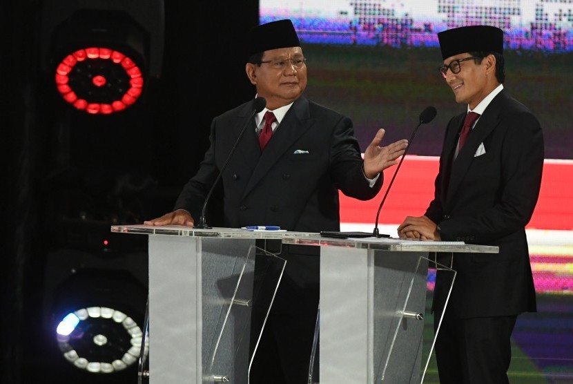 Pasangan nomor urut 02 Prabowo Subianto dan Sandiaga Uno mengikuti debat kelima Pilpres 2019 di Hotel Sultan, Jakarta, Sabtu (13/4/2019).