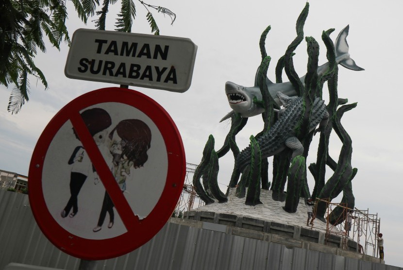 Pekerja menyelesaikan pembangunan patung Suro dan Boyo di Taman Surabaya, Surabaya, Jawa Timur, Sabtu (13/4). Pemerintah Kota (Pemkot) Surabaya bakal membuka kembali taman-taman yang sebelumnya ditutup dalam upaya mencegah penularan Covid-19.