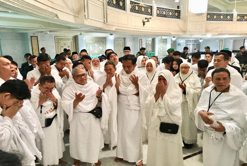 Presiden Joko Widodo (Jokowi) dan Ibu Negara Iriana menunaikan ibadah umrah di Makkah, Arab Saudi, Senin (15/4) pagi. 