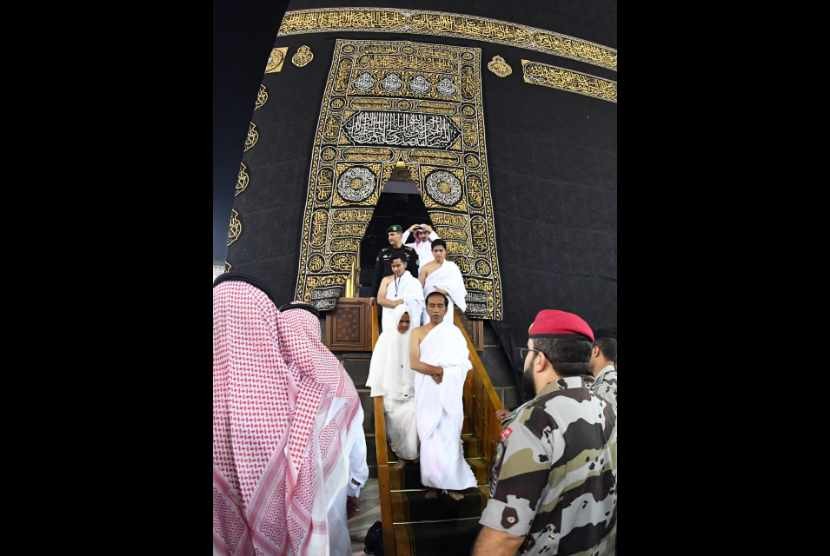 Presiden Joko Widodo (Jokowi) dan Ibu Negara Iriana menunaikan ibadah umrah di Makkah, Arab Saudi, Senin (15/4) pagi. 