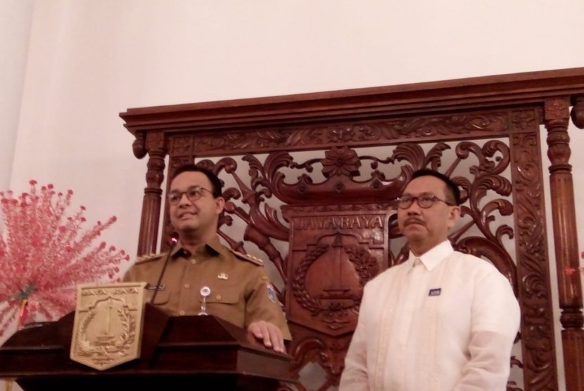 Gubernur DKI Jakarta Anies Rasyid Baswedan (kiri) dan Vice President for Knowledge Management and Sustainable Development Asian Development Bank (ADB), Bambang Susantono di Balaikota, Jakarta Pusat, Senin (15/4).