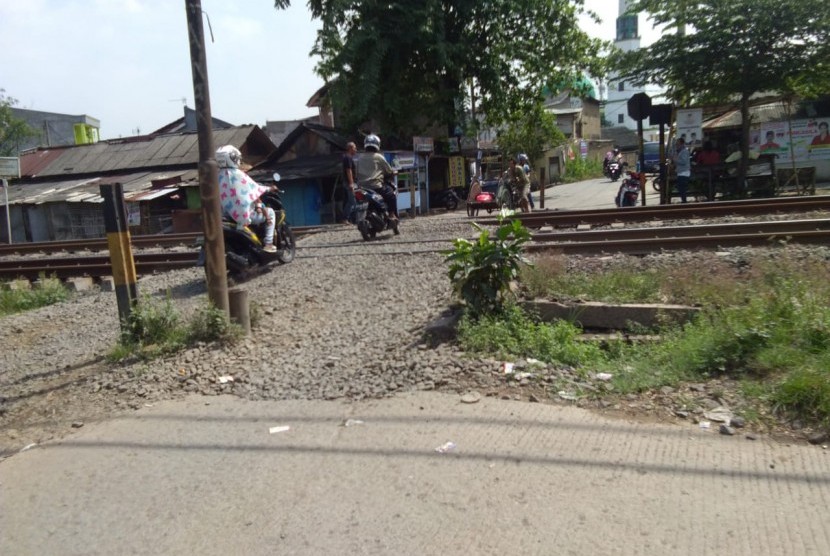 Perlintasan Kereta Api tanpa palang pintu, Tambun Selatan, Kabupaten Bekasi. (Republika/M Tiarso)