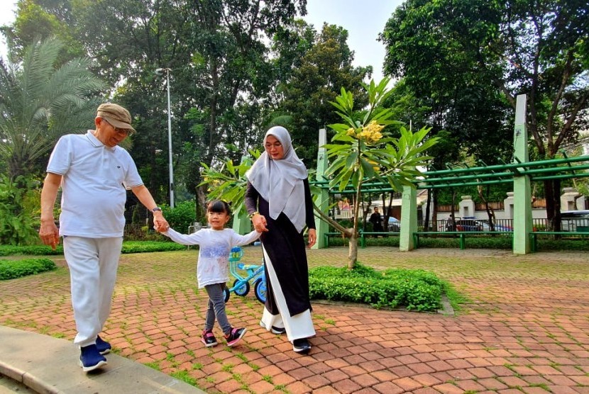 Cawapres nomor urut 01, KH Ma'ruf Amin dan istrinya, Nyai Wury Estu Handayani mengisi masa tenang kampanye Pilpres 2019 dengan bermain bersama cucunya di Taman Kodok, Menteng, Jakarta Pusat, Senin (15/4). 