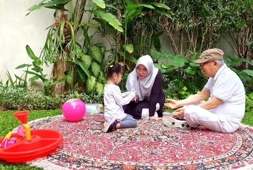 Cawapres nomor urut 01, KH Ma'ruf Amin dan istrinya, Nyai Wury Estu Handayani mengisi masa tenang kampanye Pilpres 2019 dengan bermain bersama cucunya di Taman Kodok, Menteng, Jakarta Pusat, Senin (15/4). 