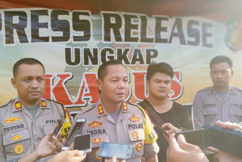 Kapolres Pandeglang AKBP Indra Lutrianto Amstono, saat dikonfirmasi tetang penangkapan pembuang mayat dalam karung, di Polres Pandelang, Minggu (14/4). 