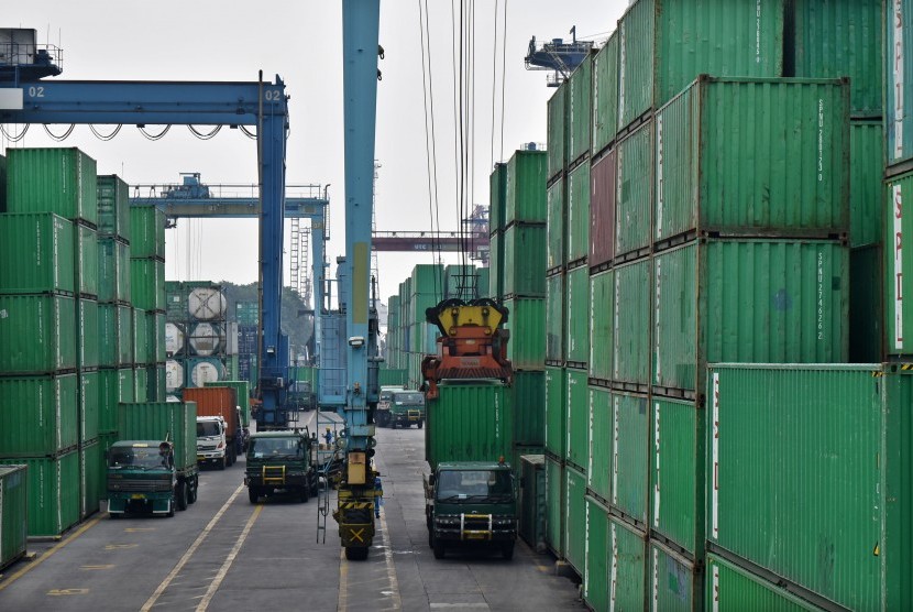 Aktivitas bongkar muat peti kemas di Pelabuhan Tanjung Priok, Jakarta, Senin (15/4/2019). 