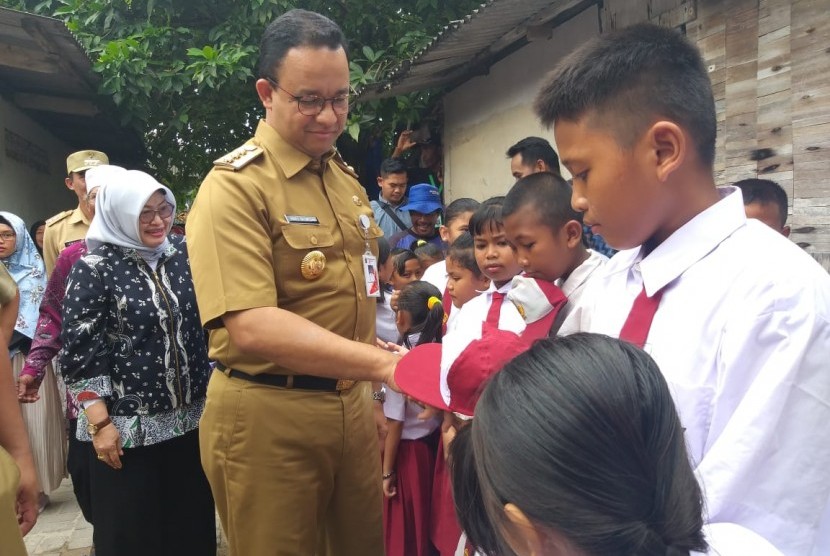 Gubernur DKI Jakarta Anies Rasyid Baswedan tiba di Pulau Sebira, Kepulauan Seribu, Selasa (16/4).