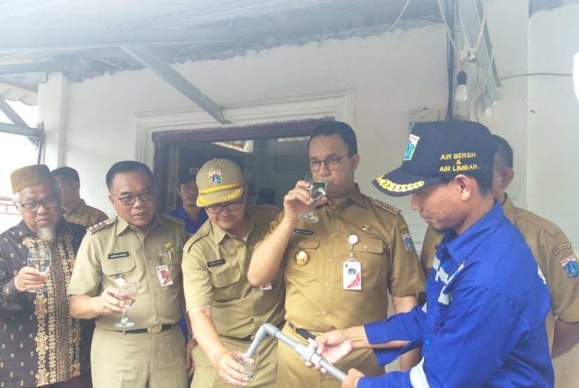 Gubernur DKI Jakarta Anies Rasyid Baswedan tiba di Pulau Sebira, Kepulauan Seribu, Selasa (16/4). 