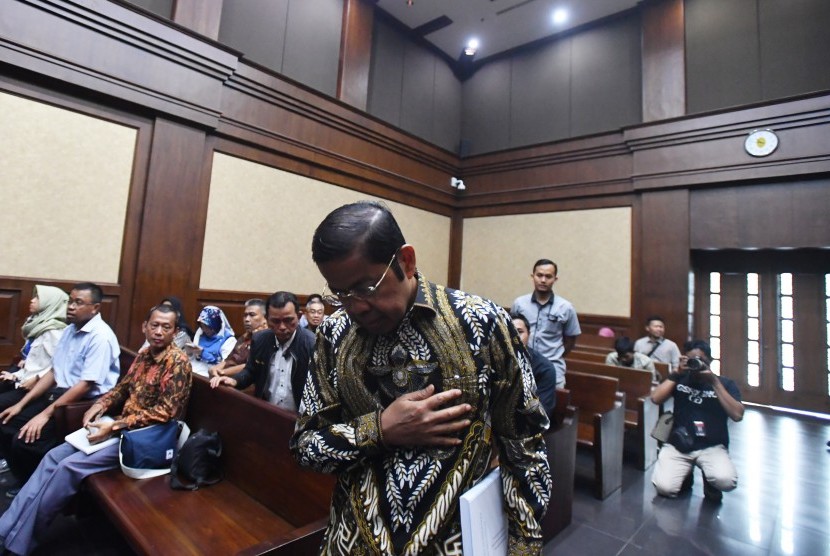 Terdakwa kasus dugaan suap proyek PLTU Riau-1 Idrus Marham bersiap untuk menjalani sidang putusan di Pengadilan Tipikor, Jakarta, Selasa (16/4/2019). 