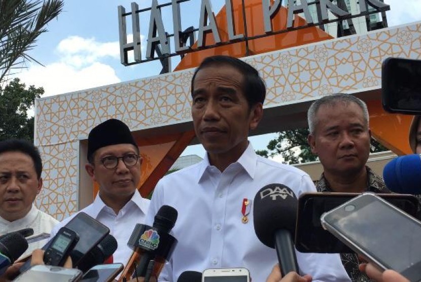 Presiden RI Joko Widodo saat ditemui seusai peresmian miniatur Halal Park di Gelora Bung Karno Senayan, Jakarta Selatan, Selasa (16/4).