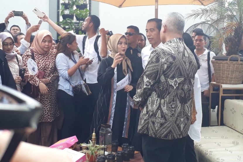 Founder komunitas halal fesyen, Hijup, Diajeng Lestari saat menjelaskan konsep Halal Park pada Presiden Indonesia, Joko Widodo, di Gelora Bung Karno, Jakarta Pusat, Senin (16/4). 