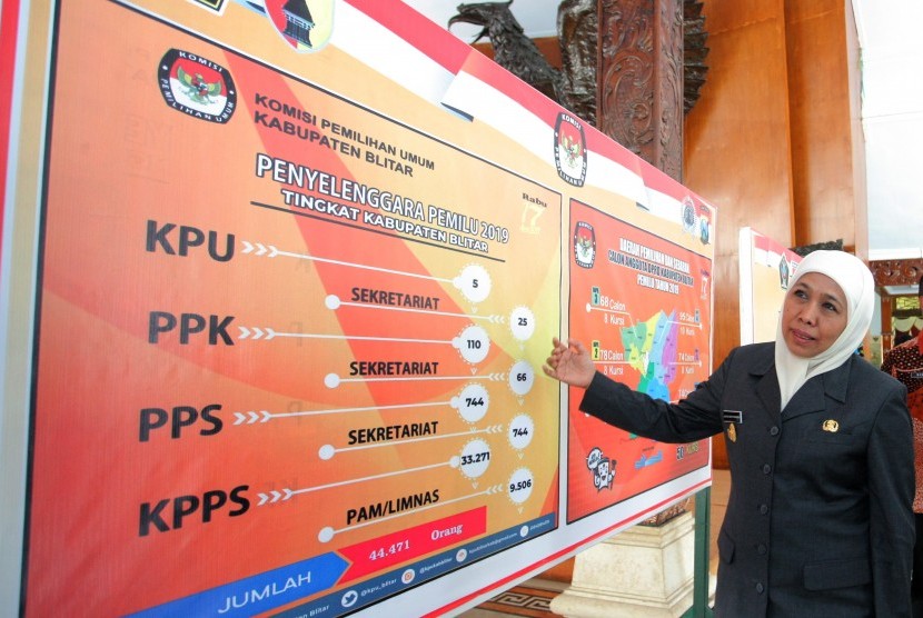 Gubernur Jawa Timur Khofifah Indar Parwansa melihat papan data persiapan pelaksanaan pemilu 2019 saat berkunjung di Blitar, Jawa Timur, Selasa (16/4/2019).