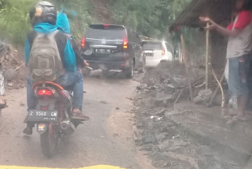 Penanganan longsor yang menutup jalan Talegong Rancabuaya-Pangalengan, Kampung Ciawitali, Desa Girimukti, Kecamatan Cisewu, Kabupaten Garut, Selasa (16/4). 