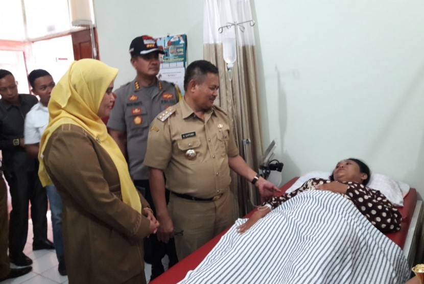 Bupati Indramayu, Supendi, saat menjenguk korban perkosaan yang kini dirawat di RSUD Indramayu, Selasa (16/4). Polres Indramayu telah mengamankan dua pelaku perkosaan tersebut.